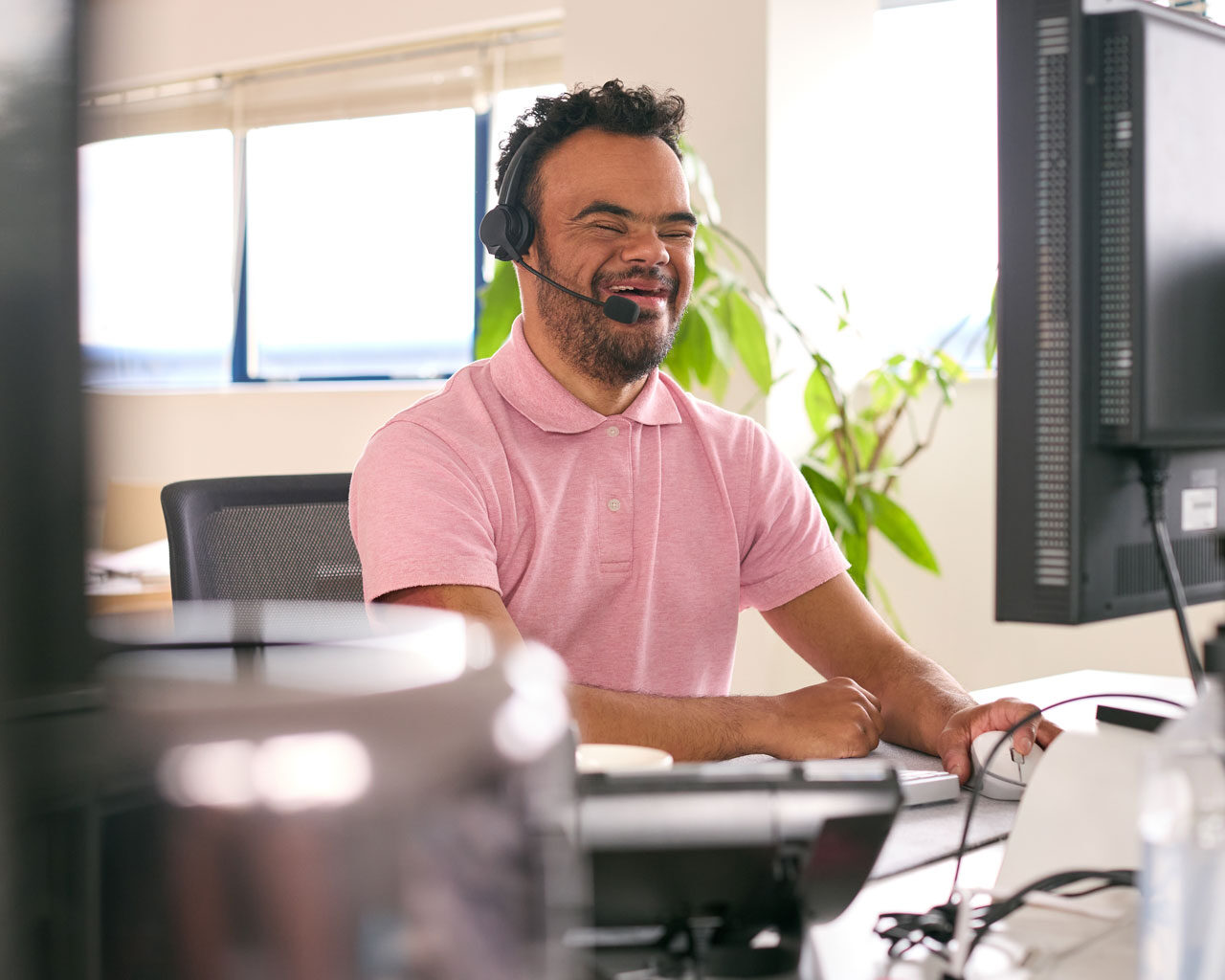 Mann mit Down-Syndrom-im Büro-Call-Center